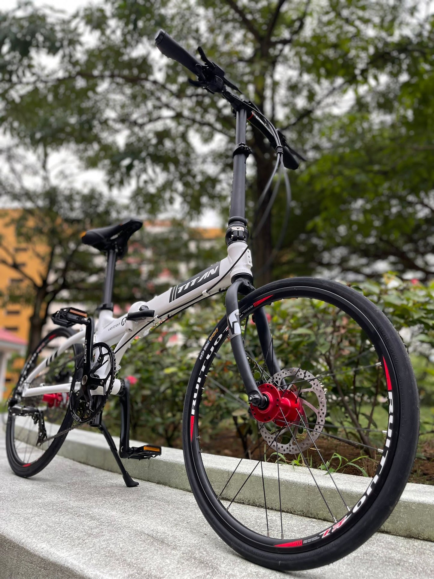 TITAN Vertron with 9 Speed Shimano - White