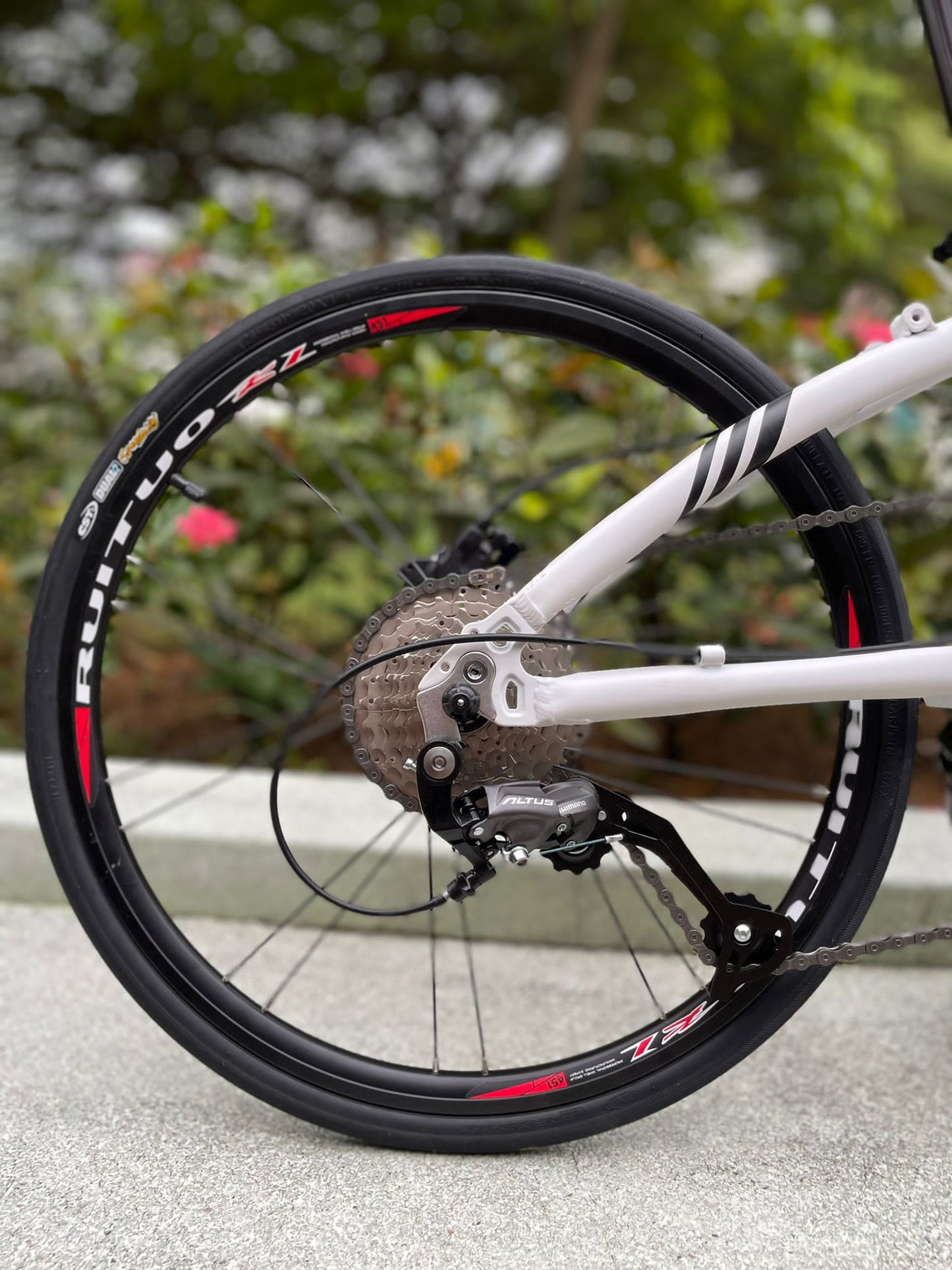 TITAN Vertron with 9 Speed Shimano - White